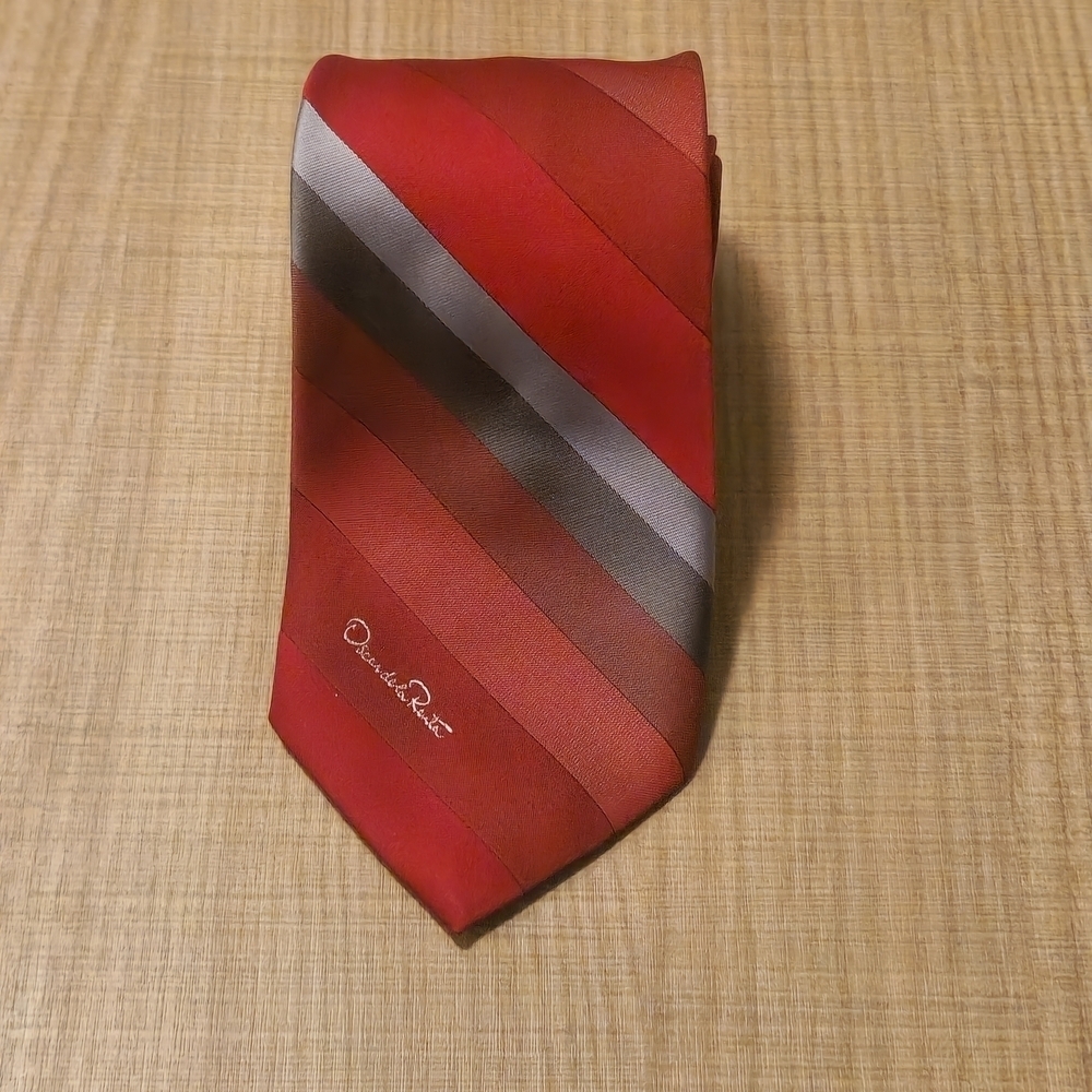 Vintage Oscar de la Renta Men's Necktie Red Shades Diagonal Stripes 3.25" x 57"